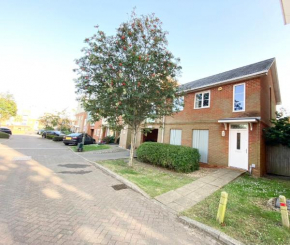 2 Bedroom Flat near Redhill train station, easy access to Gatwick & London